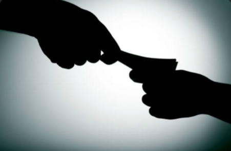 भ्रष्टाचार पर शिकंजा: रिश्वत मांगते अमीन को रंगेहाथ पकड़ा, प्रशासन की सख्त कार्रवाई