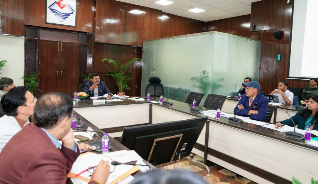 मुख्य सचिव ने राजस्व के लंबित प्रकरणों को प्राथमिकता के आधार पर निपटाने के दिए निर्देश